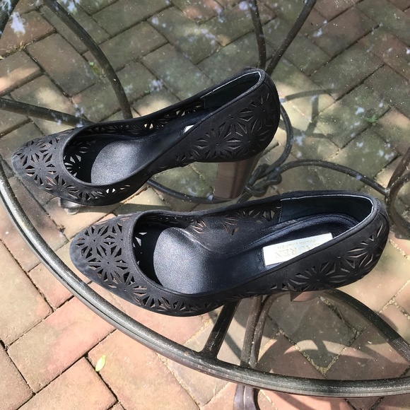 LAUREN RALPH LAUREN LEATHER VIONA ll EYELET HEELS - Picture 14 of 15